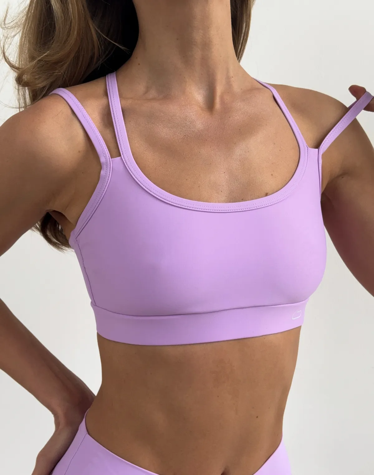 Топ спортивний з прямою лінією декольте та подвійними бретелями, бузковий - Фото 7