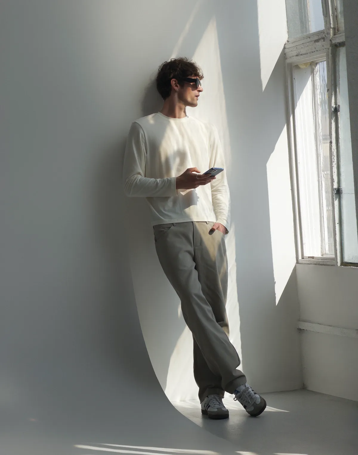 Spodnie męskie basic o luźnym kroju z bawełny, beżowe - Фото 5