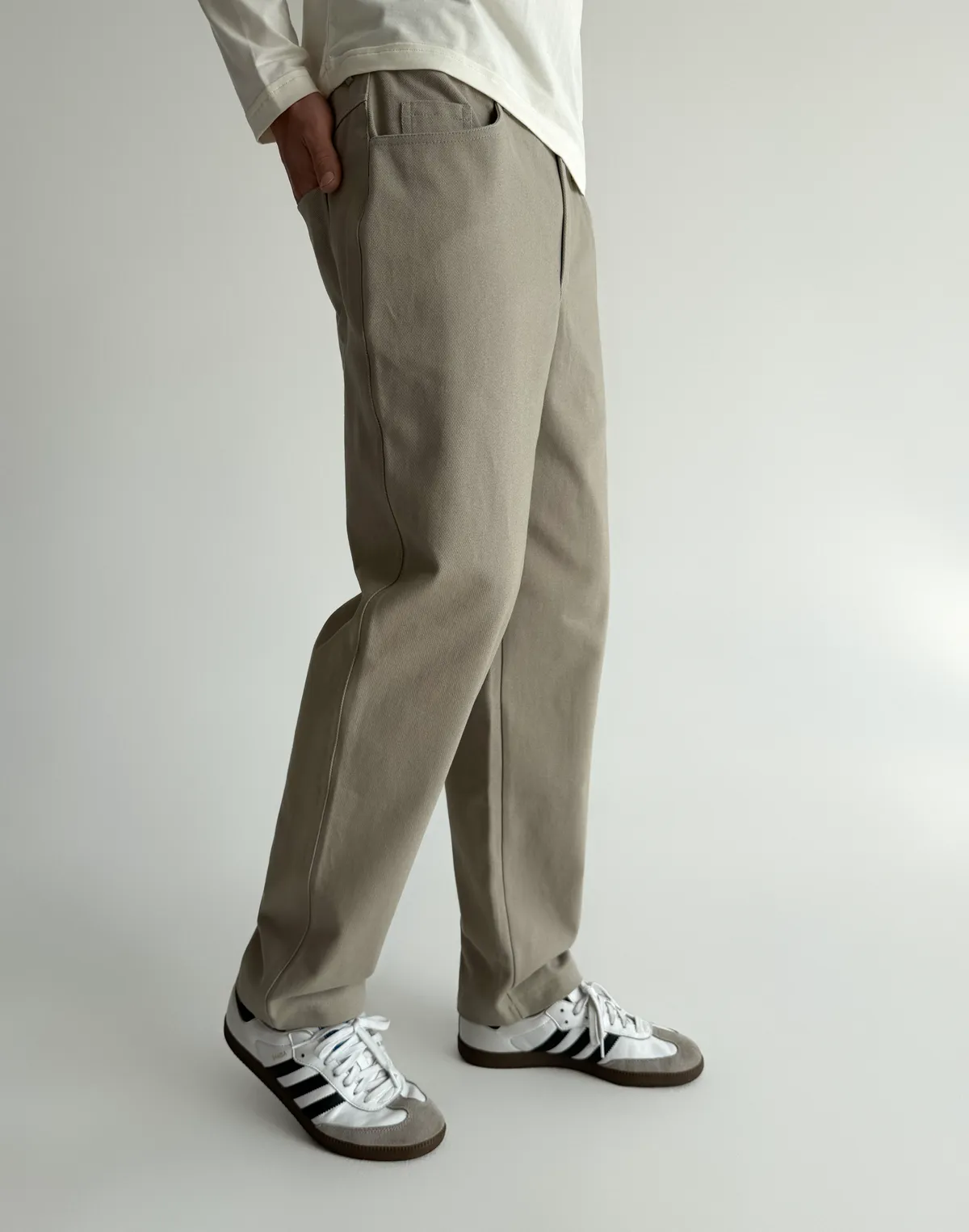Spodnie męskie basic o luźnym kroju z bawełny, beżowe - Фото 4