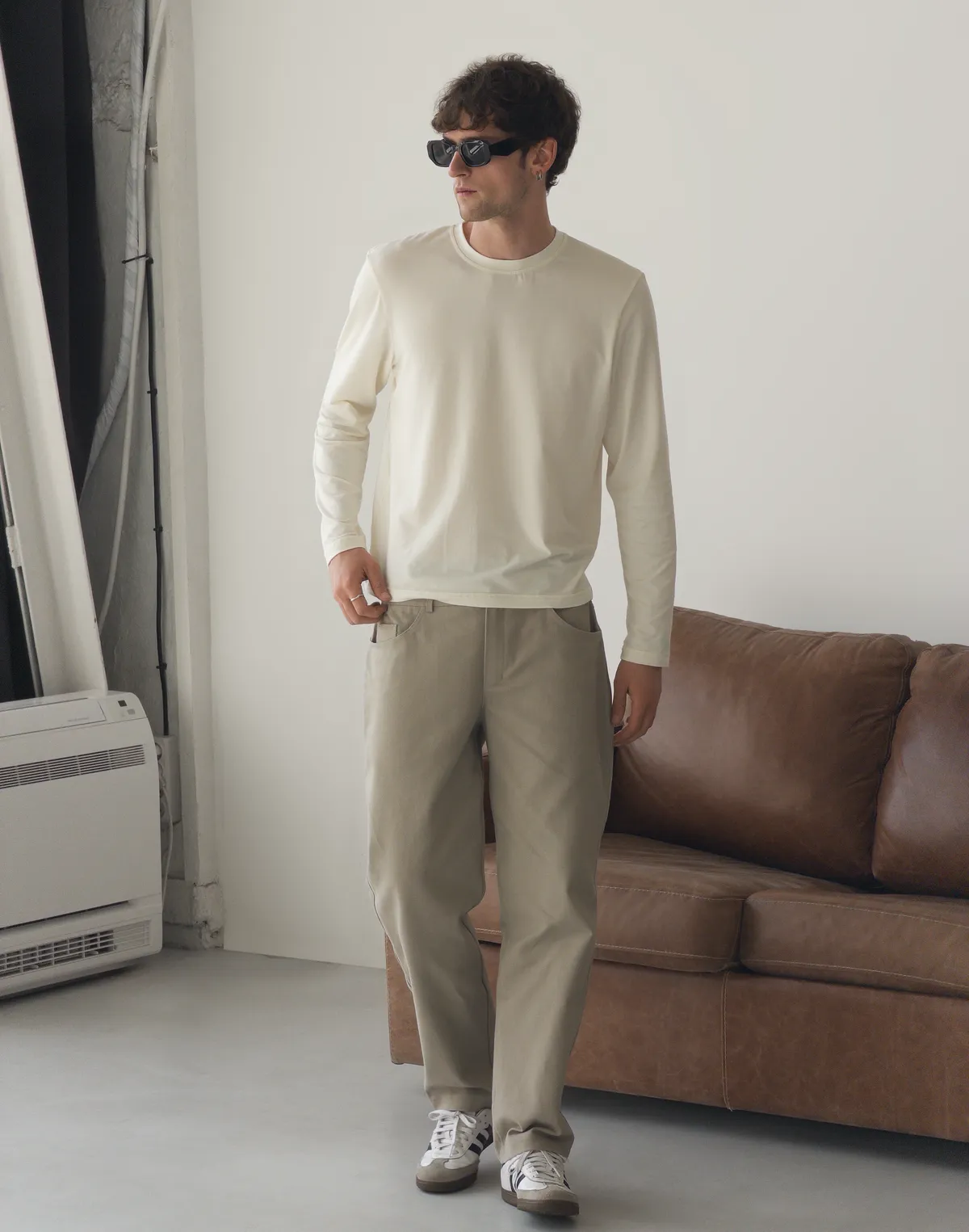 Spodnie męskie basic o luźnym kroju z bawełny, beżowe - Фото 1