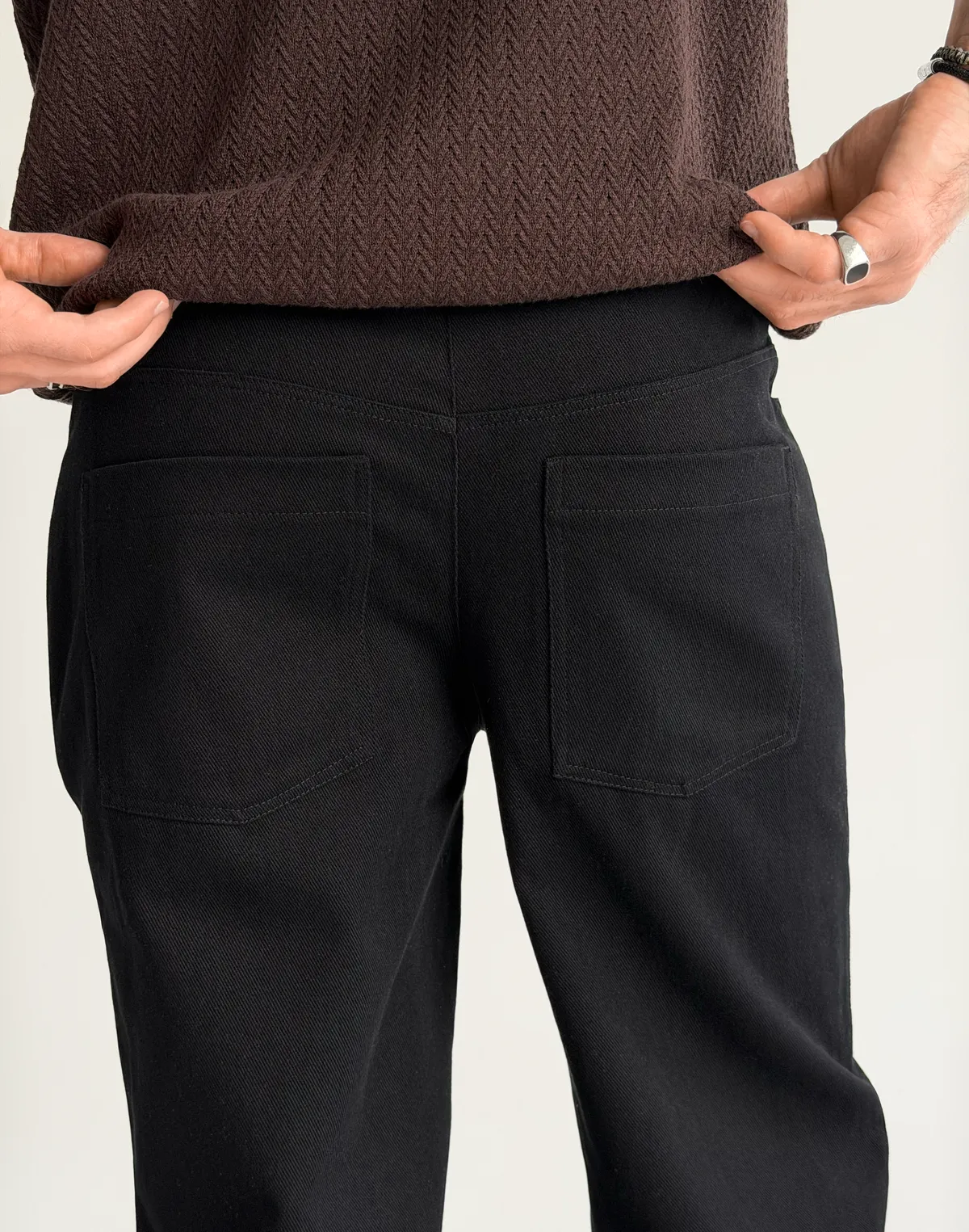 Męskie spodnie bawełniane o luźnym kroju, czarne - Фото 4