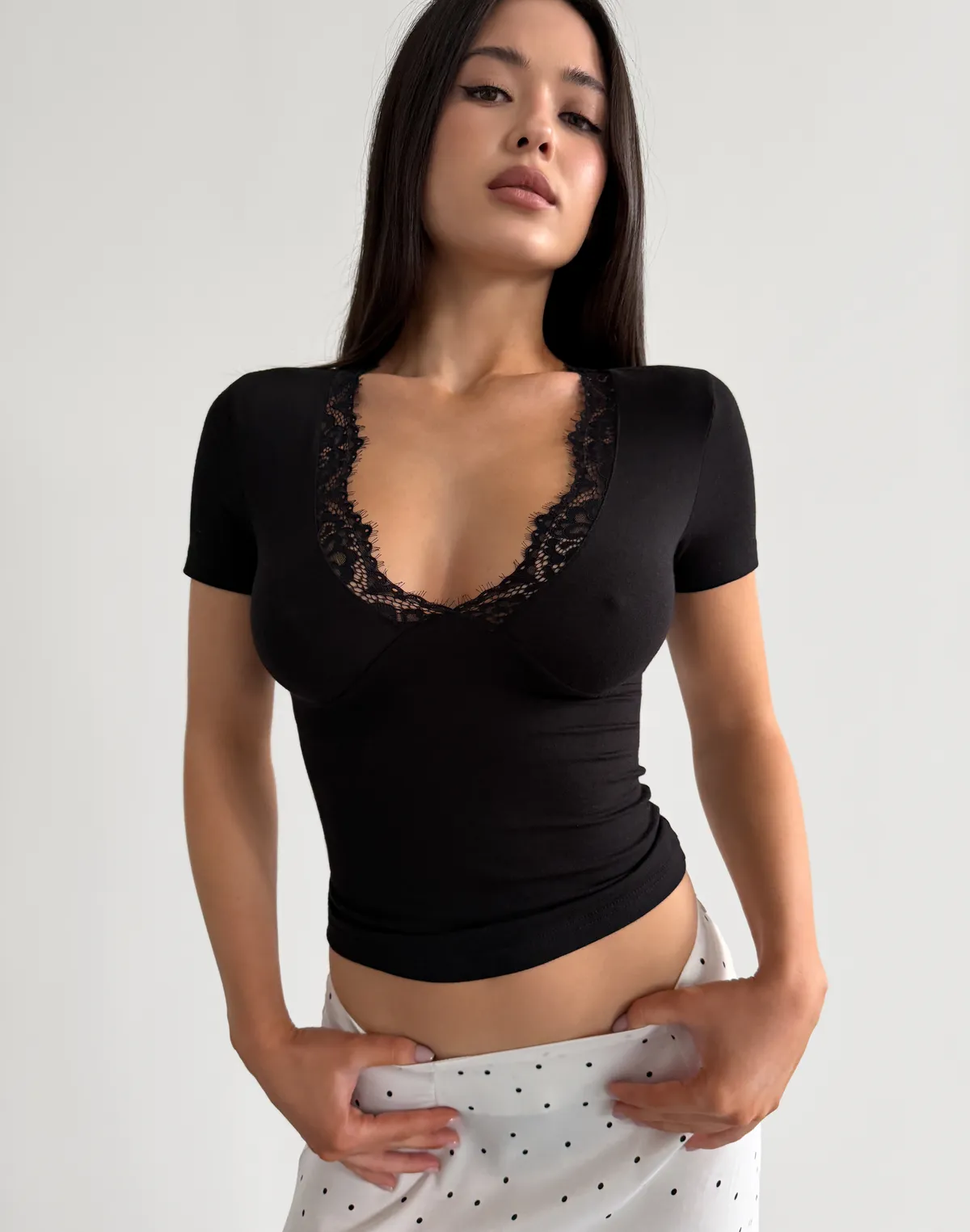 Футболка з мереживним декольте, чорна - Фото 8