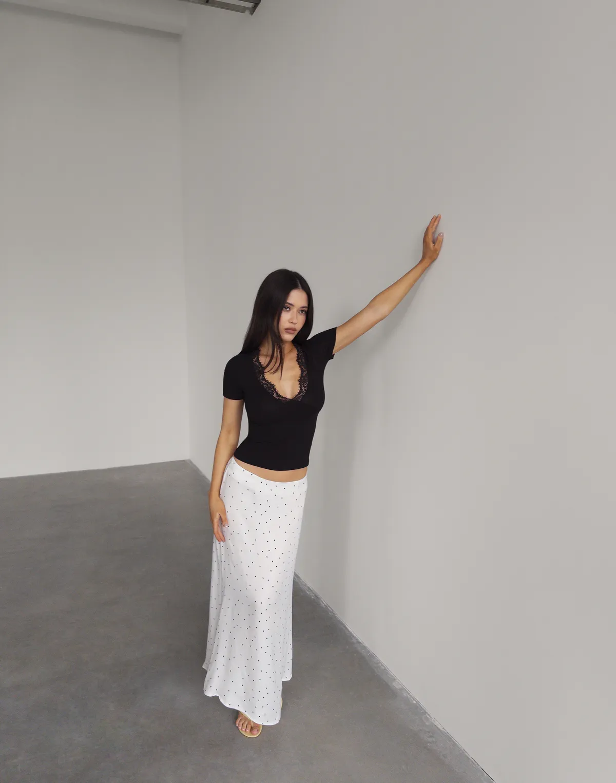 Футболка з мереживним декольте, чорна - Фото 5