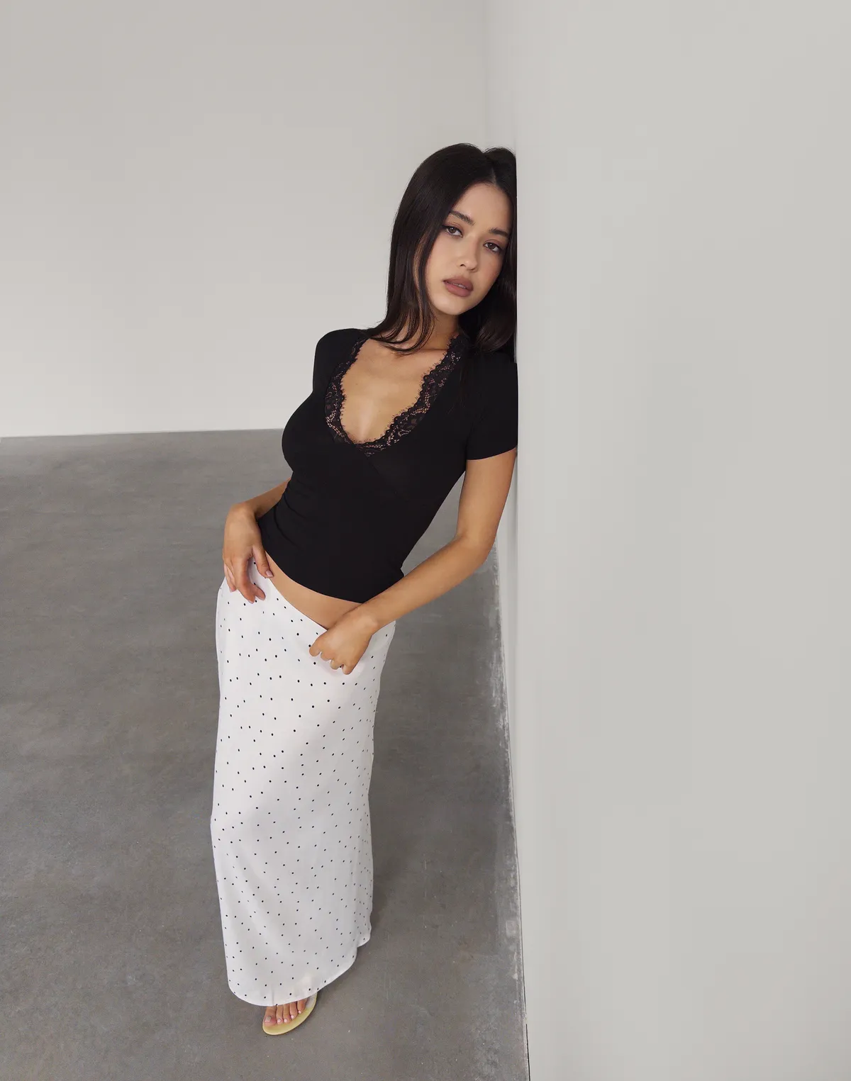 Футболка з мереживним декольте, чорна - Фото 4