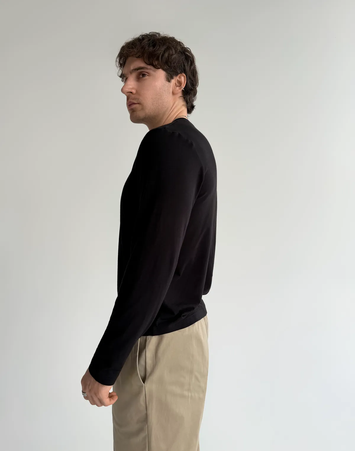 Męska koszulka polo z ozdobnym szwem z tyłu, czarna - Фото 6