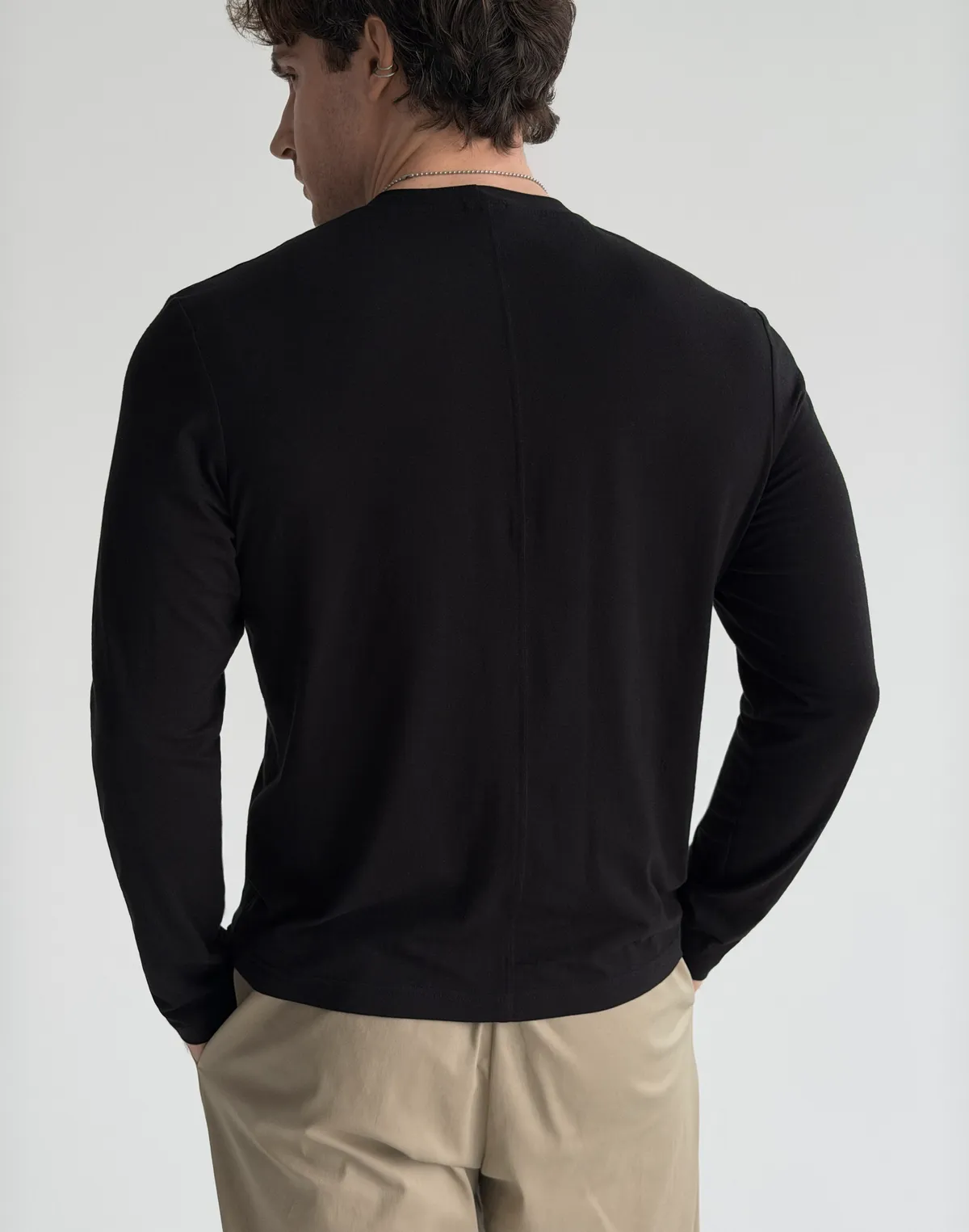 Męska koszulka polo z ozdobnym szwem z tyłu, czarna - Фото 2