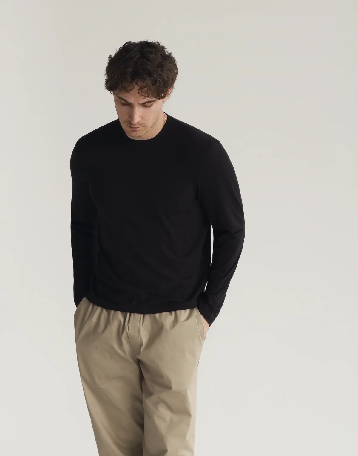 Męska koszulka polo z ozdobnym szwem z tyłu, czarna - Фото 8