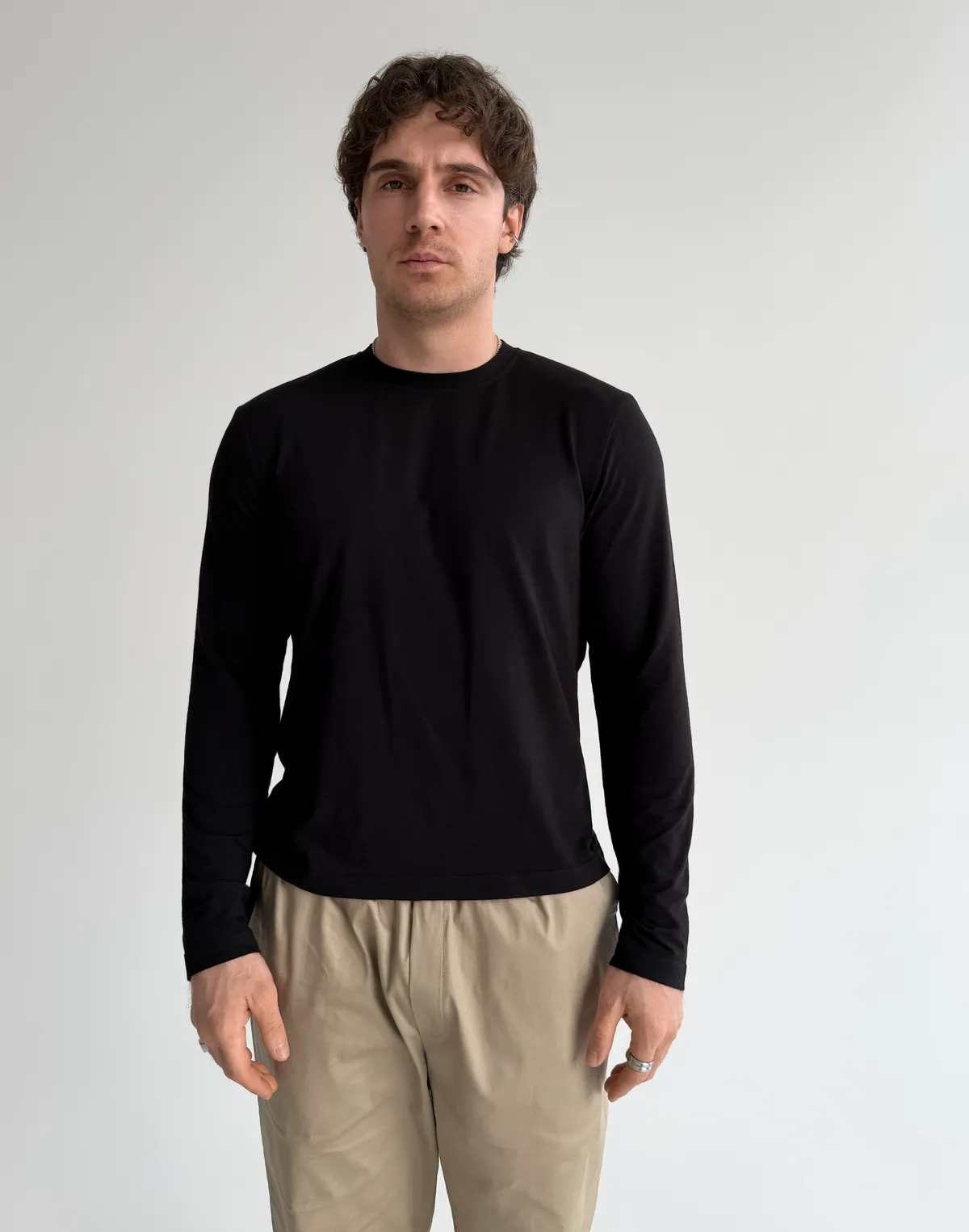 Męska koszulka polo z ozdobnym szwem z tyłu, czarna - Фото 4