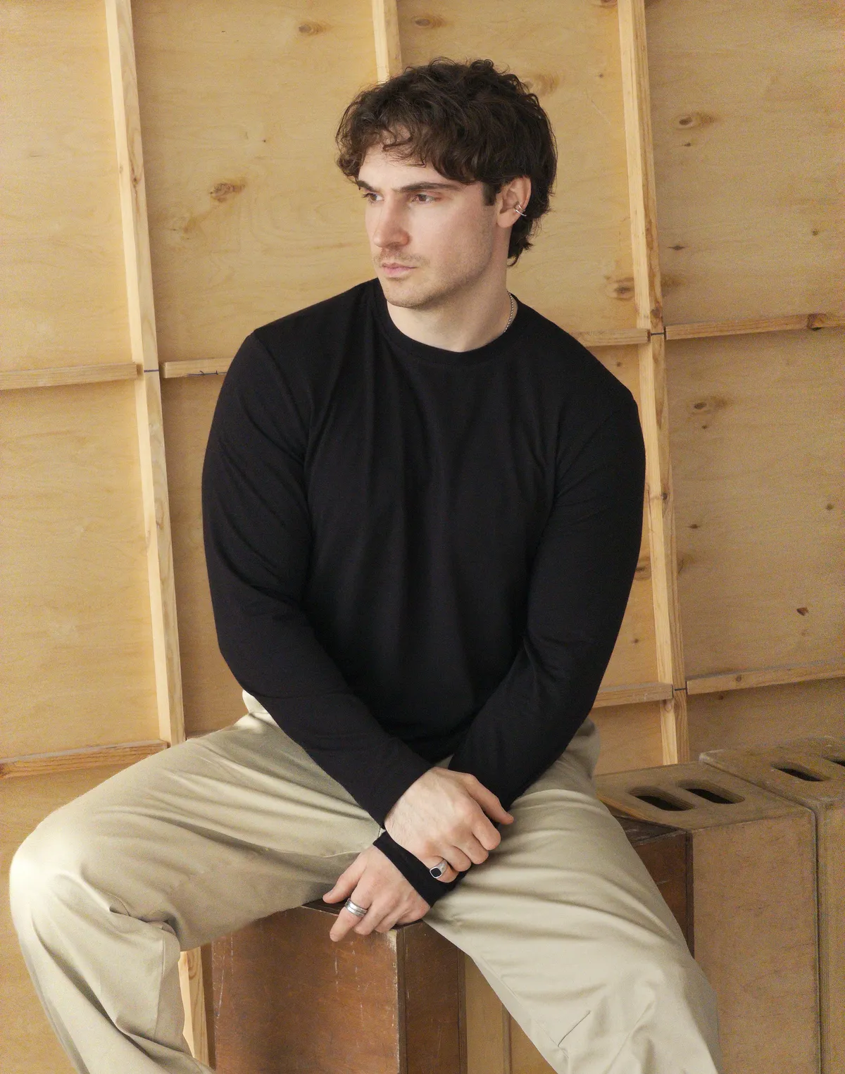 Męska koszulka polo z ozdobnym szwem z tyłu, czarna - Фото 1