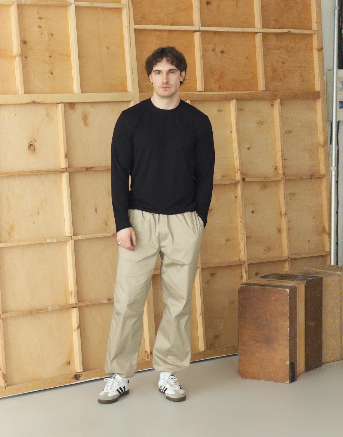 Męska koszulka polo z ozdobnym szwem z tyłu, czarna - Фото 7