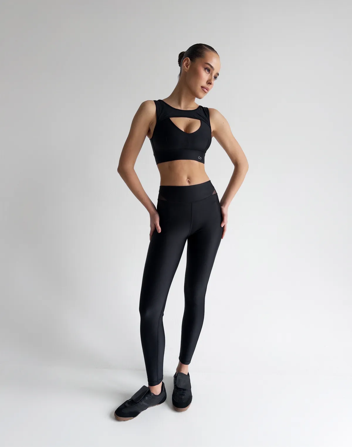 Лосини жіночі з гладкої спортивної тканини, чорні - Фото 8