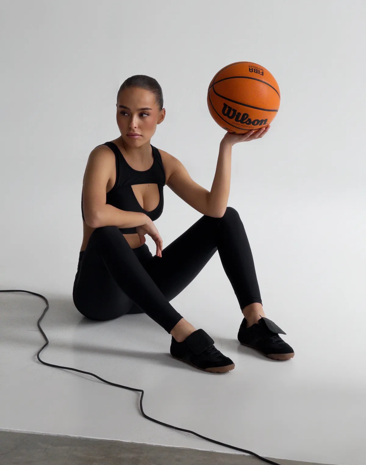 Лосини жіночі з гладкої спортивної тканини, чорні - Фото 7