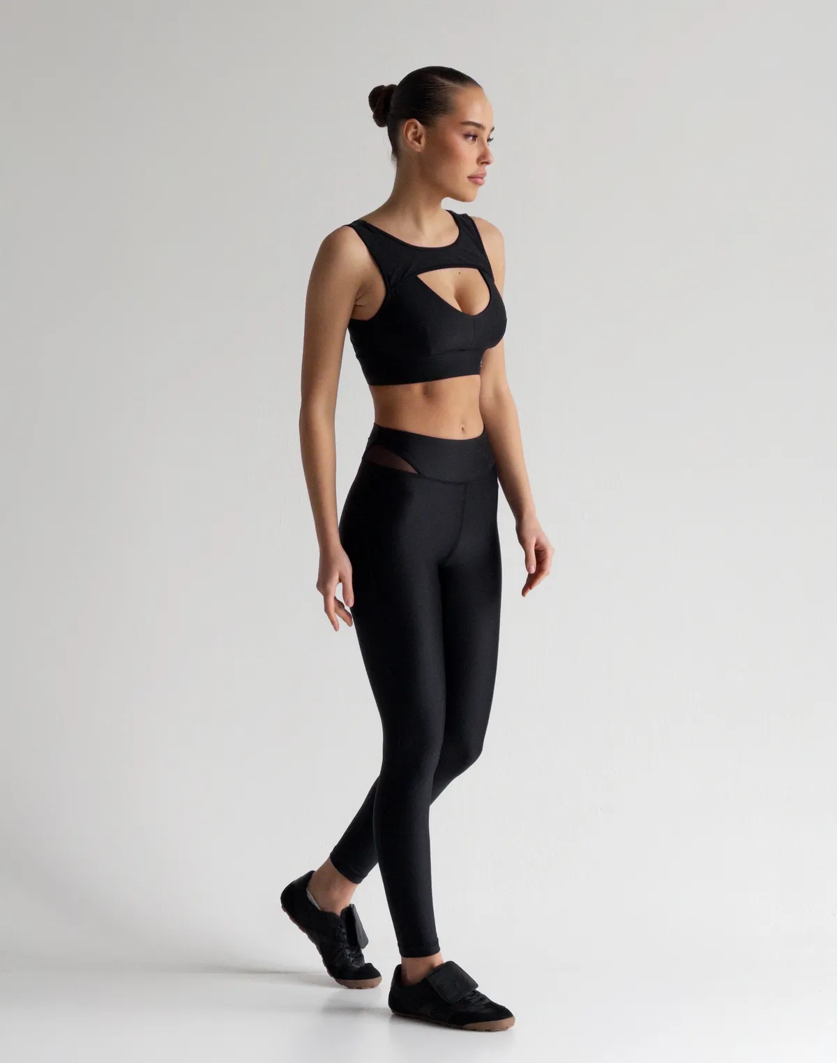 Лосини жіночі з гладкої спортивної тканини, чорні - Фото 5