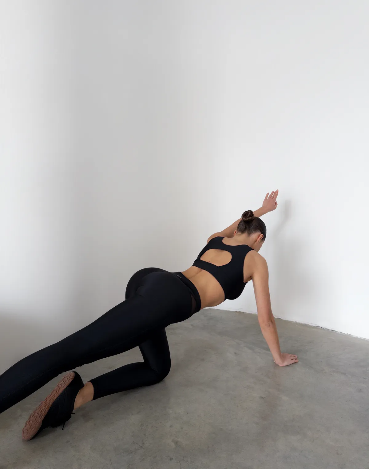 Лосини жіночі з гладкої спортивної тканини, чорні - Фото 3