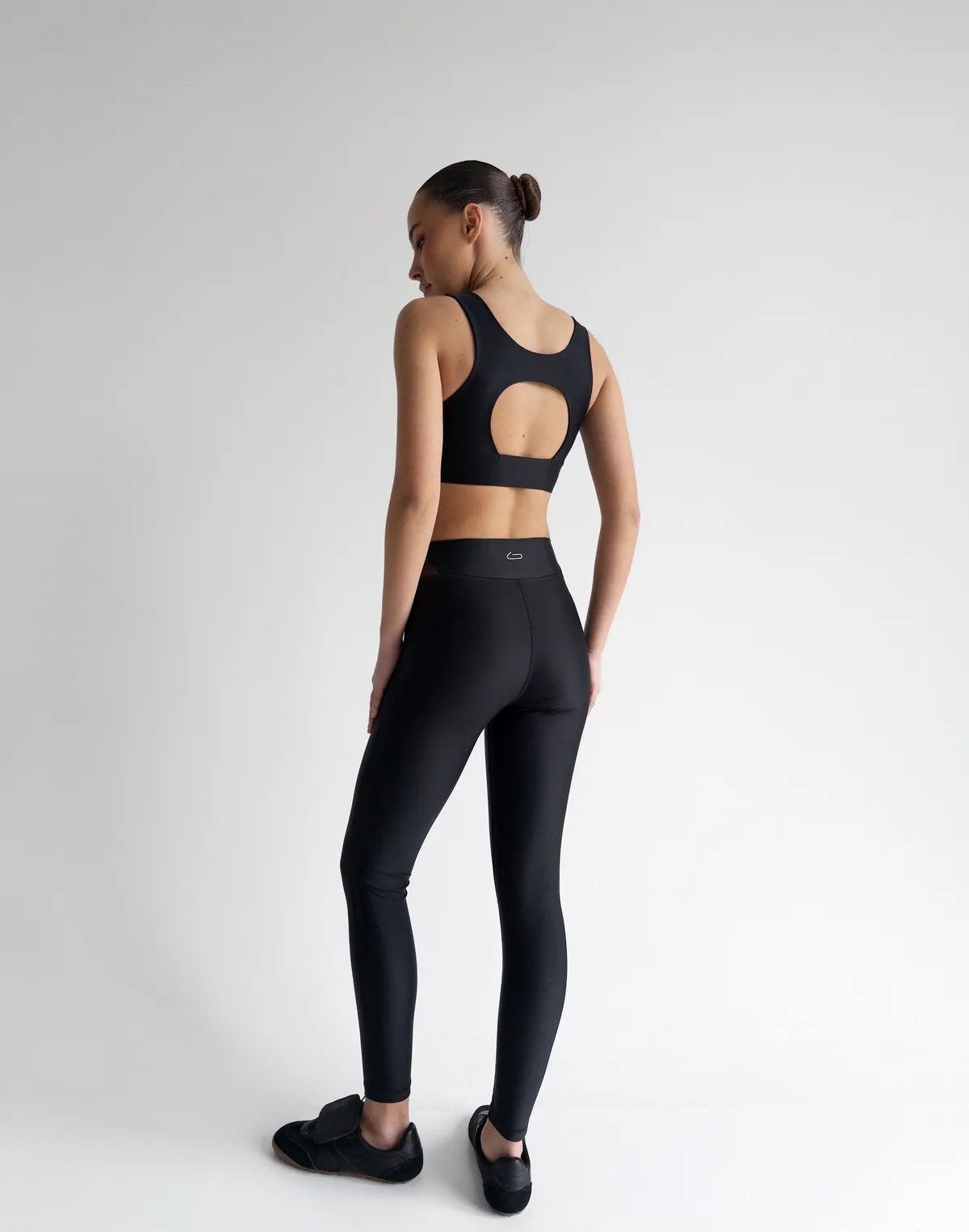 Комплект спортивний топ подвійний з відкритим декольте та лосини з гладкої спортивної тканини, чорні - Фото 2