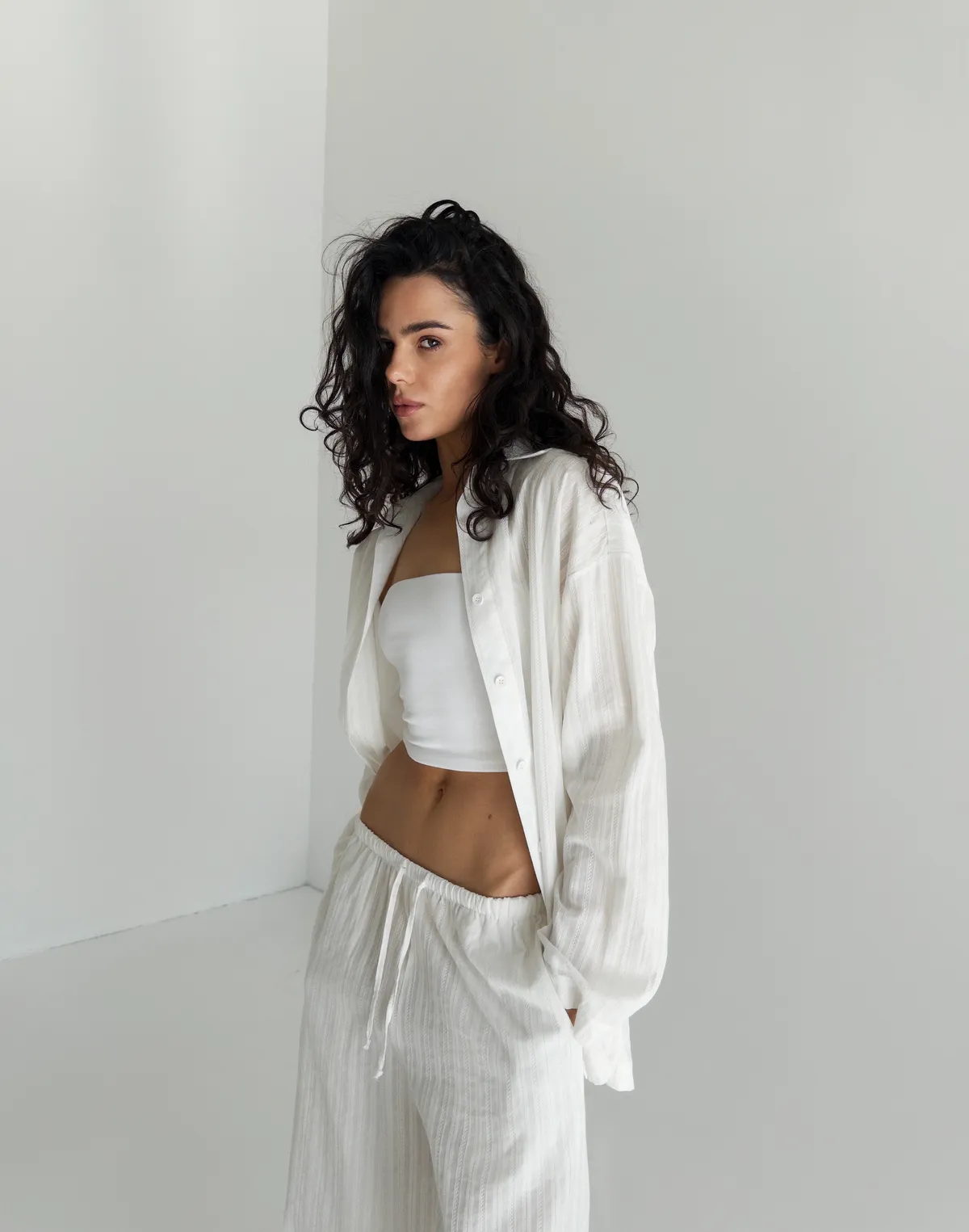 Сорочка бавовняна оверсайз у текстуровану смужку, молочна - Фото 8