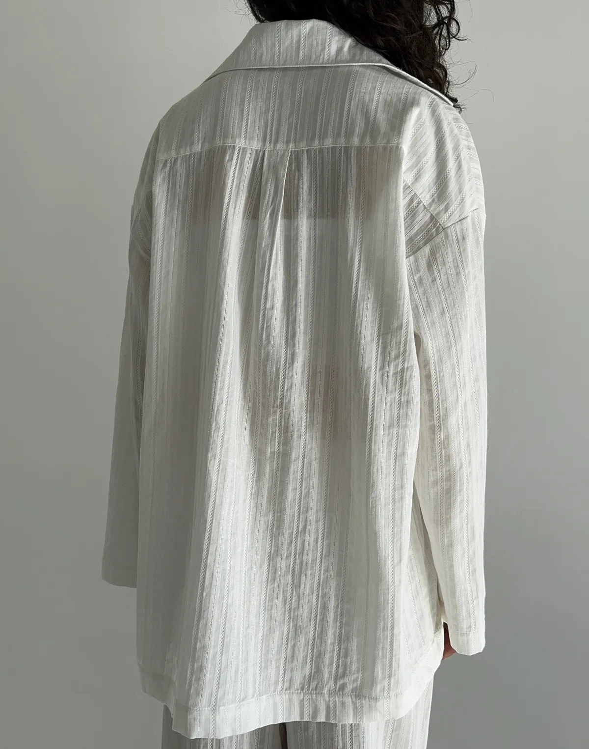 Сорочка бавовняна оверсайз у текстуровану смужку, молочна - Фото 2