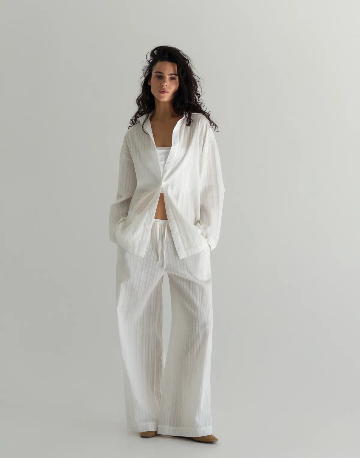 Штани бавовняні легкі у текстуровану смужку, молочні - Фото 1