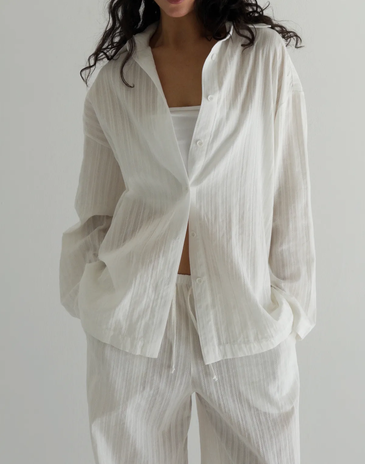 Сорочка бавовняна оверсайз у текстуровану смужку, молочна - Фото 4