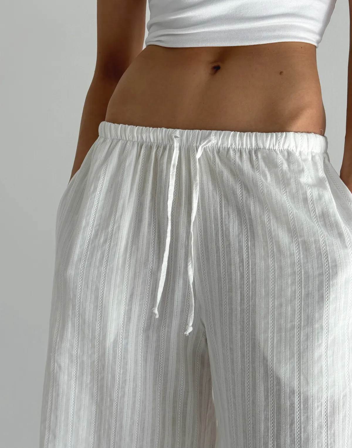 Штани бавовняні легкі у текстуровану смужку, молочні - Фото 5