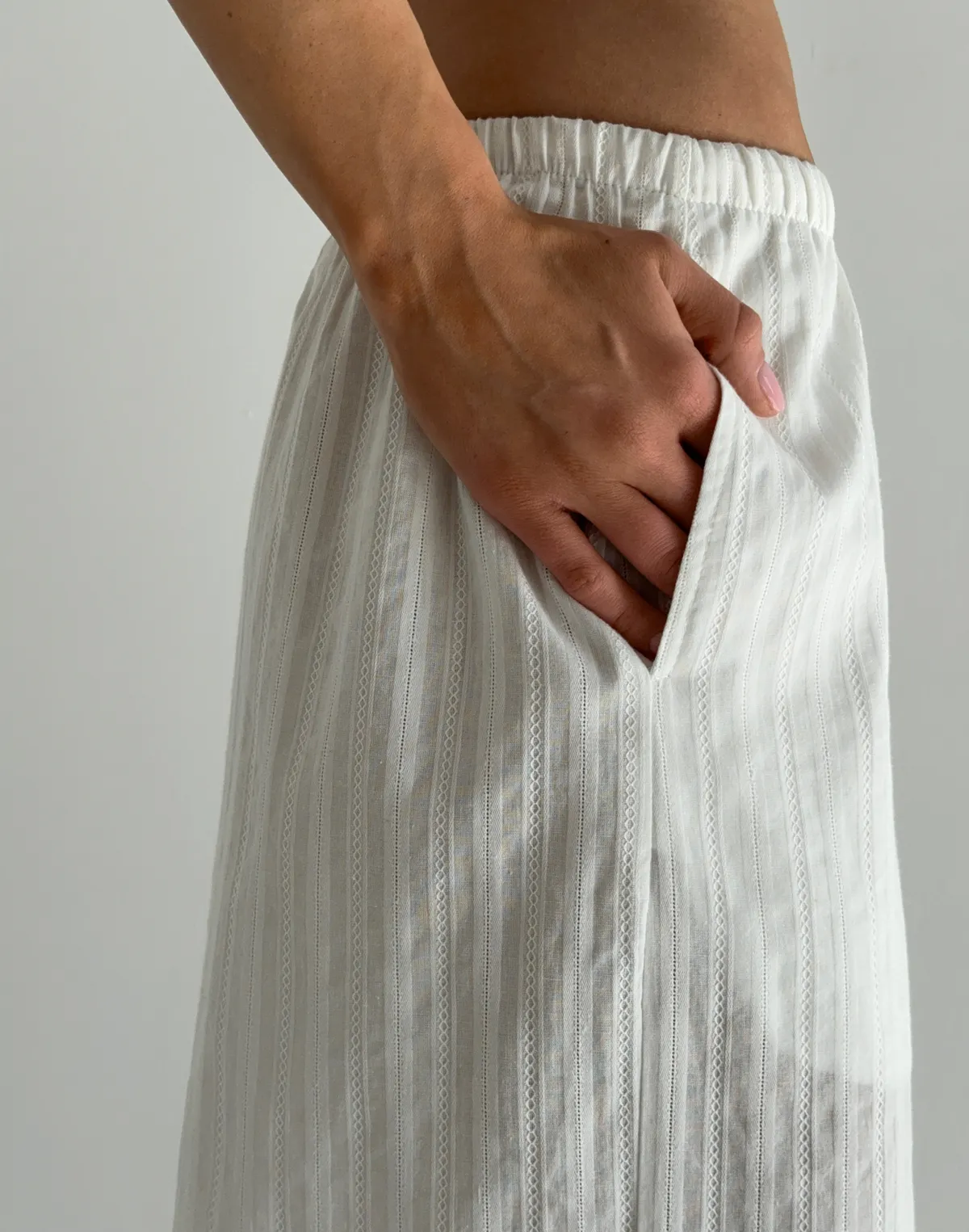 Штани бавовняні легкі у текстуровану смужку, молочні - Фото 4