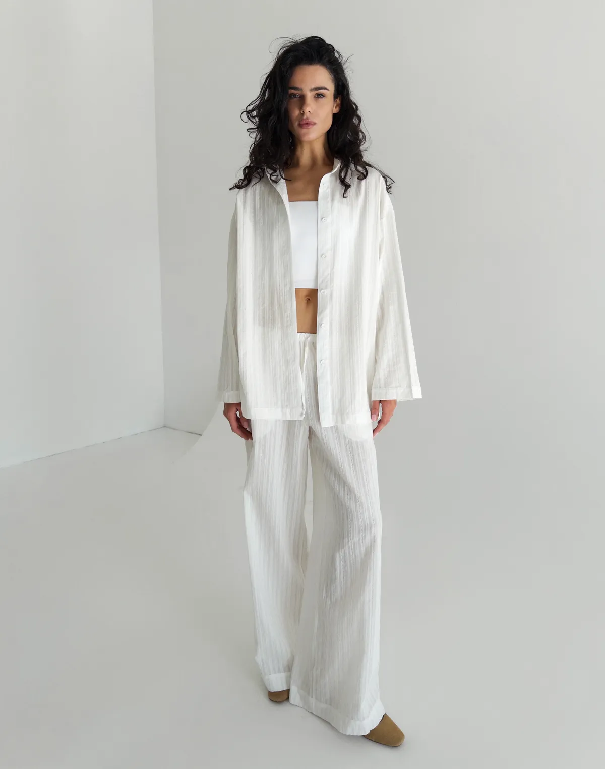 Штани бавовняні легкі у текстуровану смужку, молочні - Фото 3