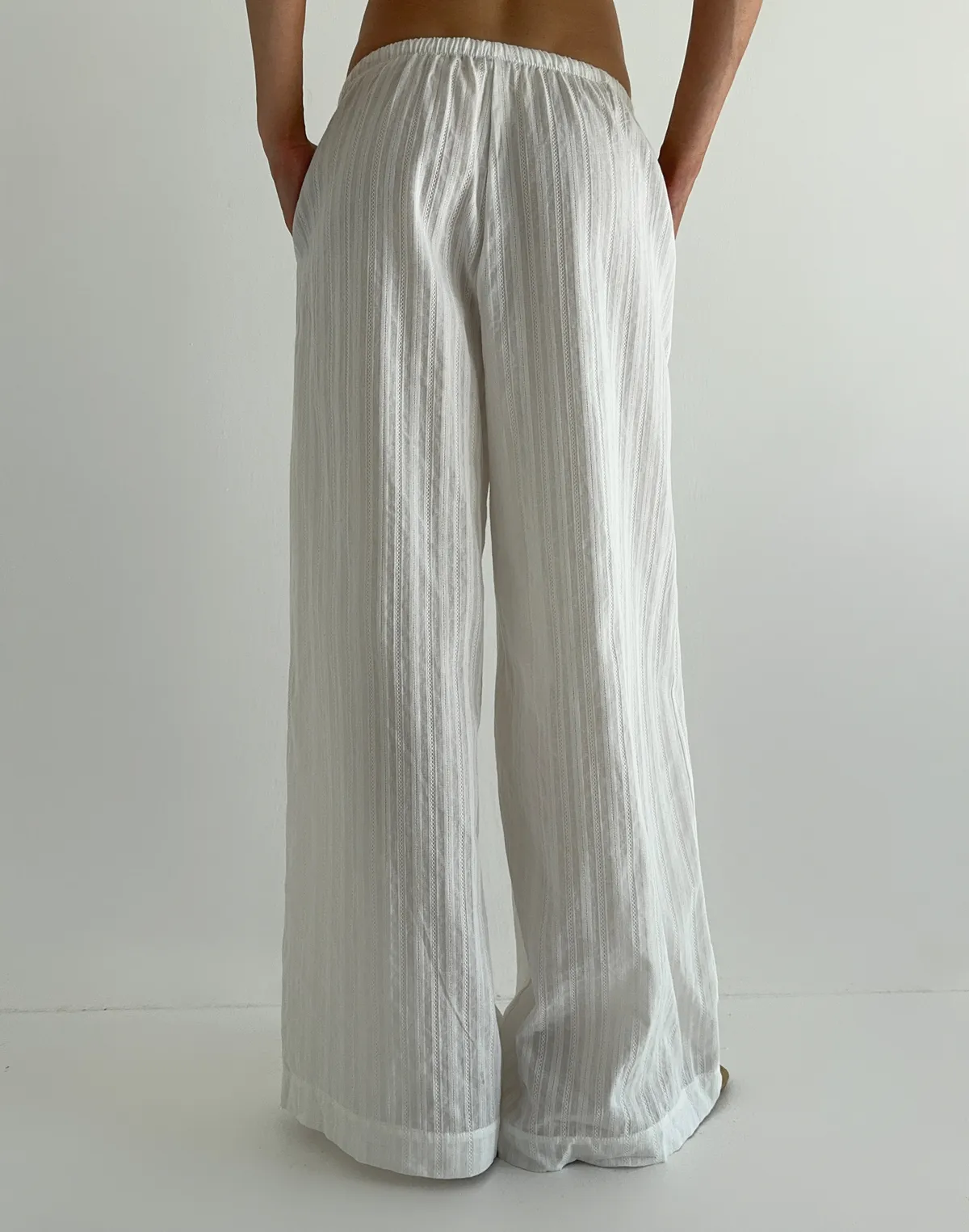 Штани бавовняні легкі у текстуровану смужку, молочні - Фото 2