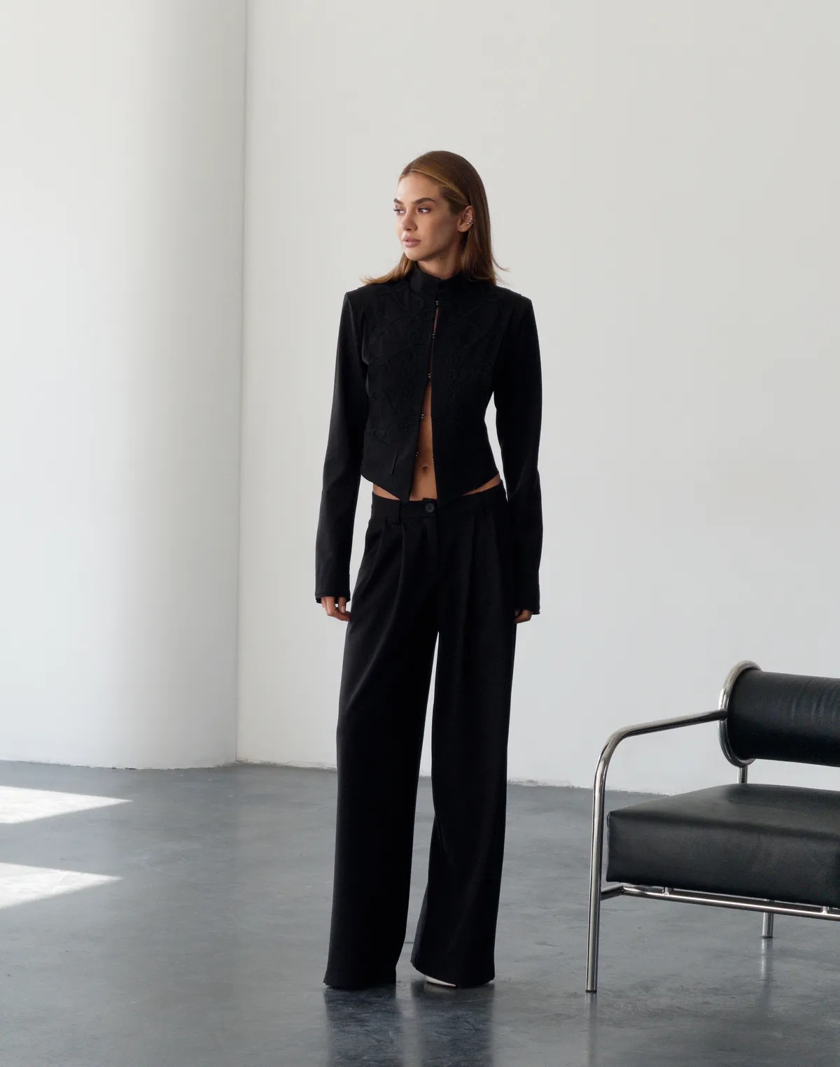 Штани середньої посадки вільного крою, чорні - Фото 3