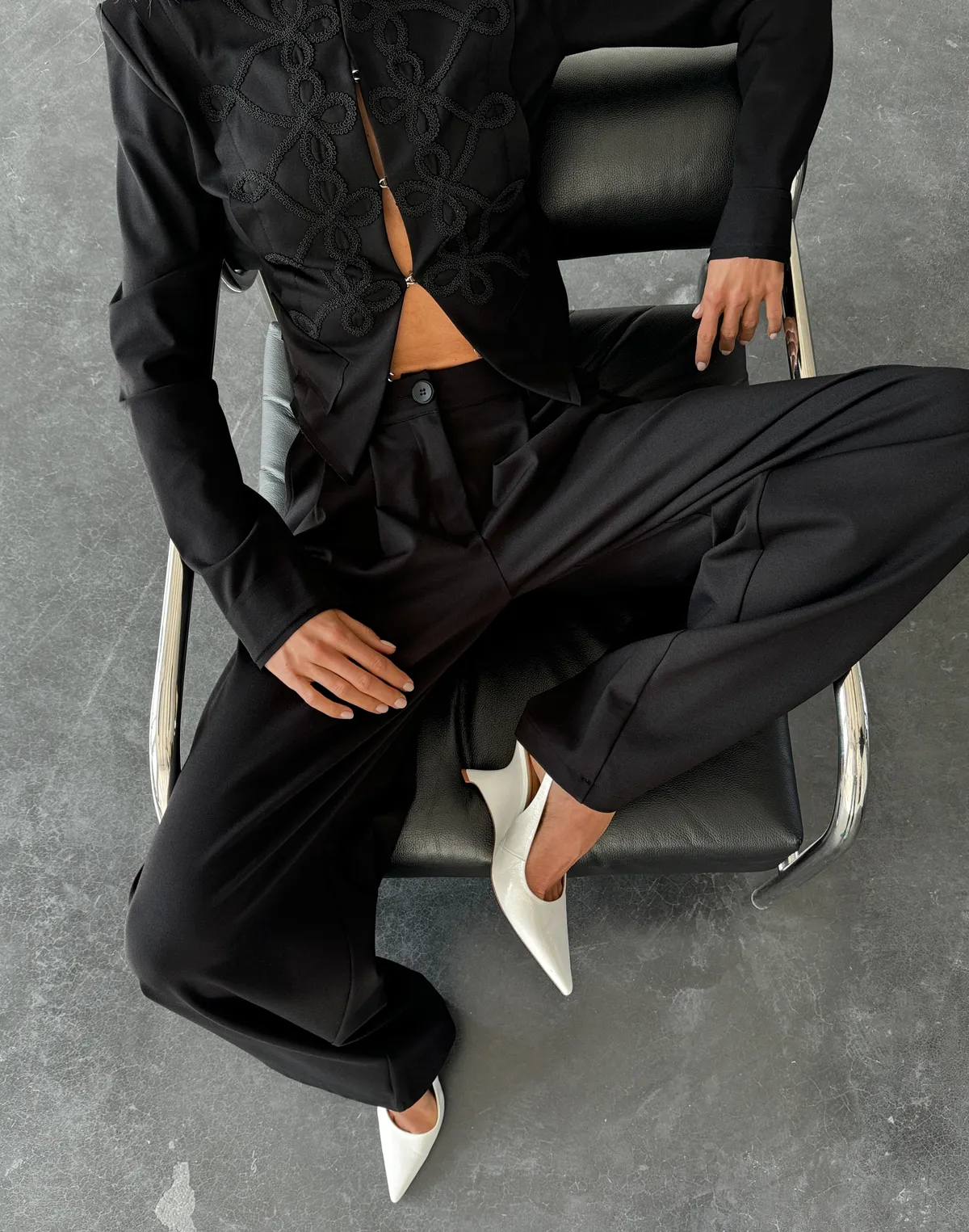 Комплект жакет в азійському стилі та штани середньої посадки вільного крою, чорні - Фото 1