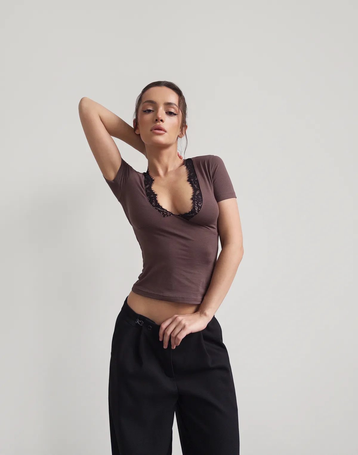 Футболка з мереживним декольте, шоколадна - Фото 7