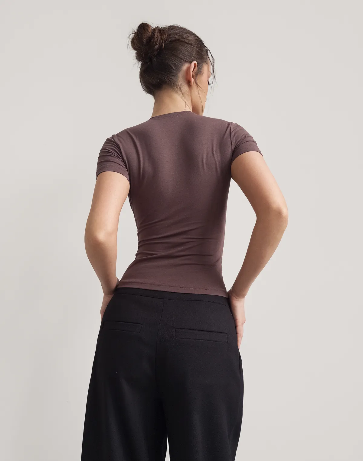 Футболка з мереживним декольте, шоколадна - Фото 2