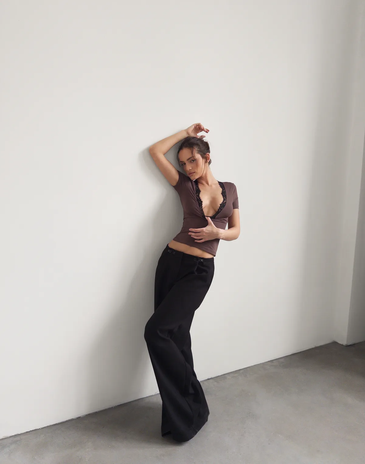 Футболка з мереживним декольте, шоколадна - Фото 6