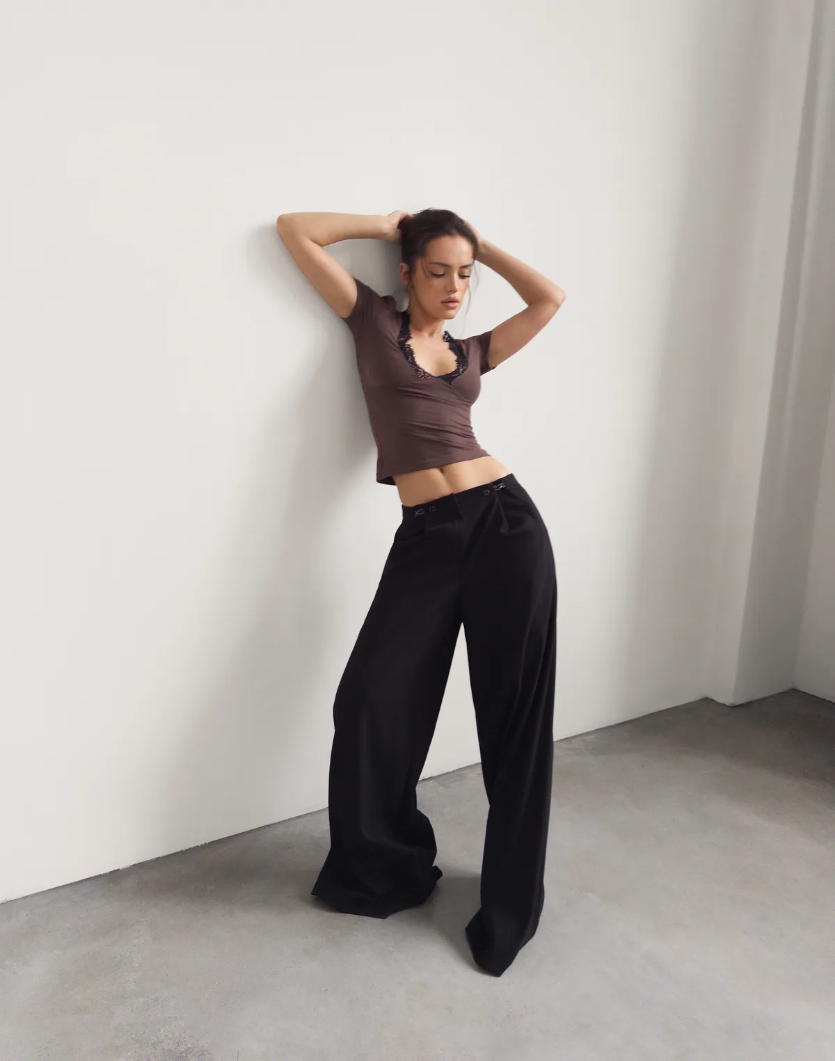 Футболка з мереживним декольте, шоколадна - Фото 1