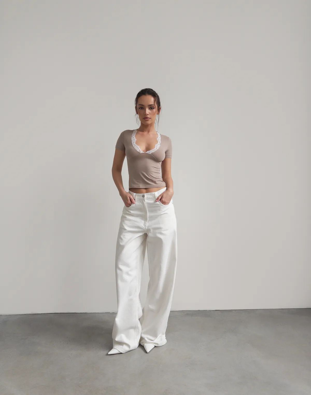 Футболка з мереживним декольте, бежева - Фото 7