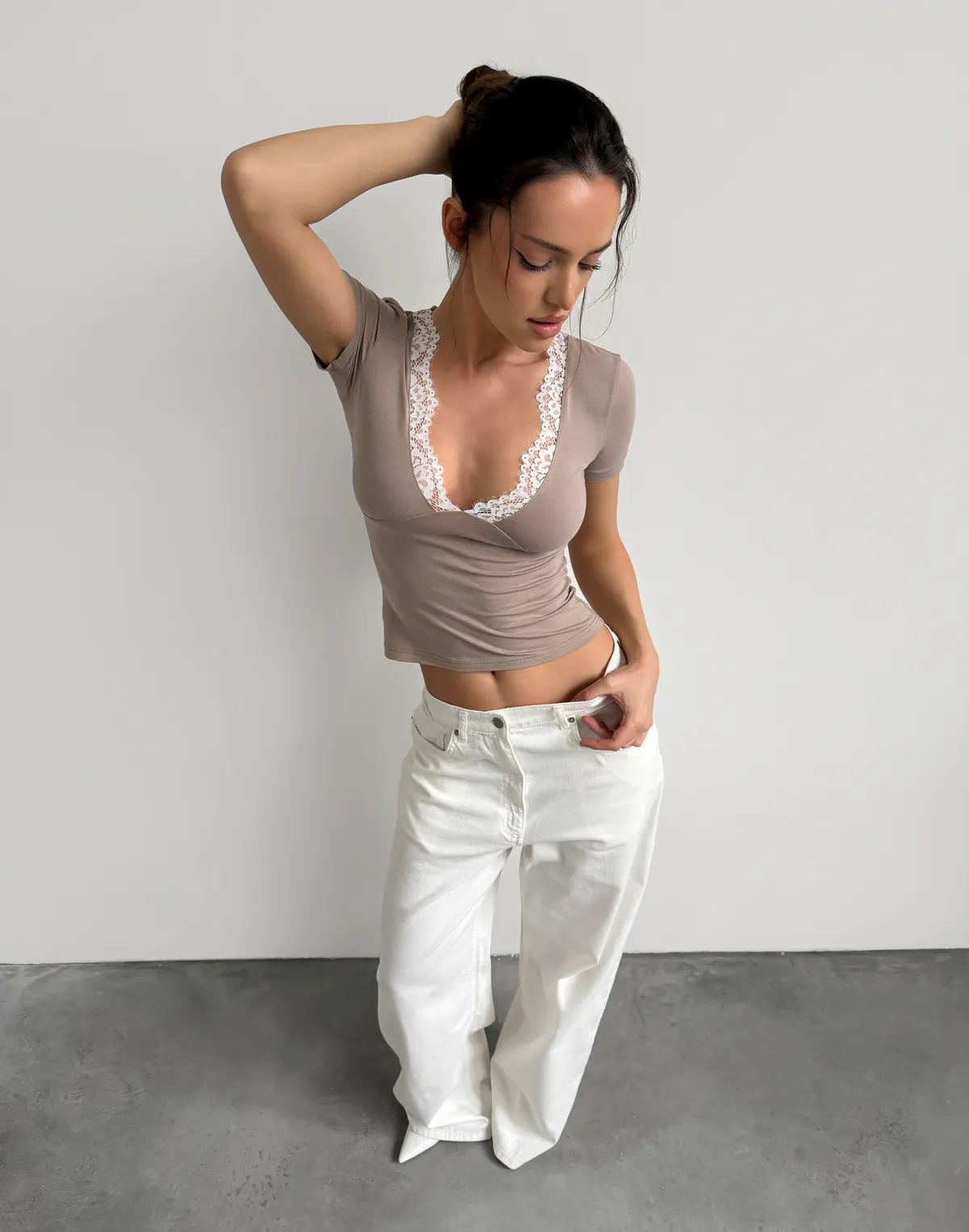 Футболка з мереживним декольте, бежева - Фото 6