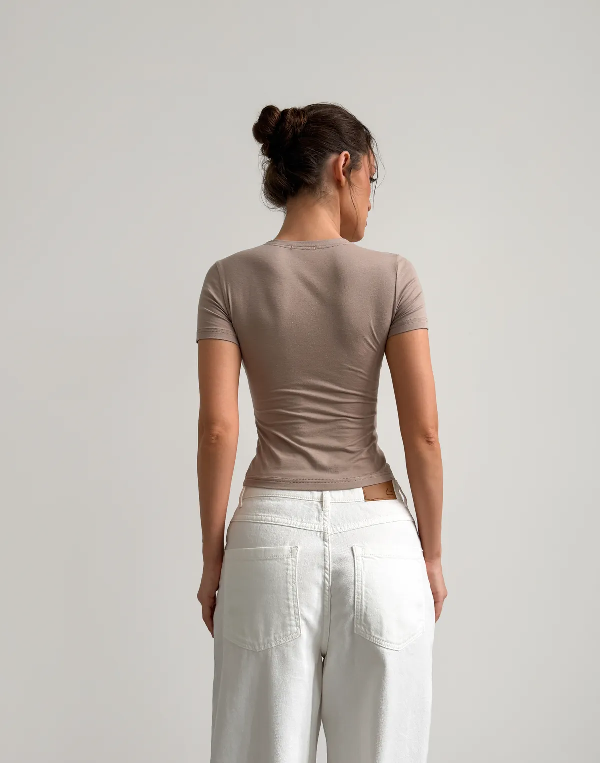 Футболка з мереживним декольте, бежева - Фото 2