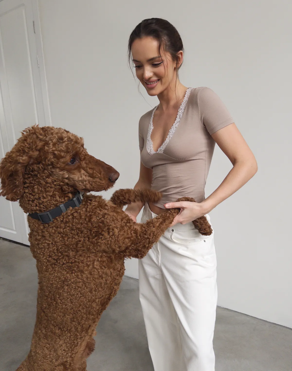 Футболка з мереживним декольте, бежева - Фото 5