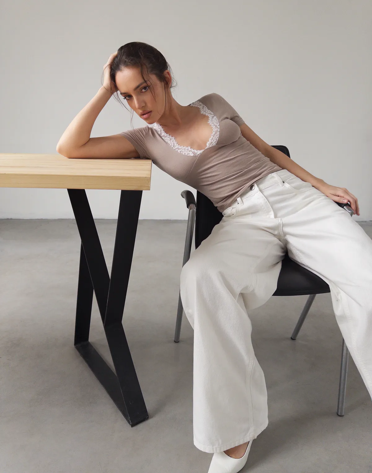 Футболка з мереживним декольте, бежева - Фото 3