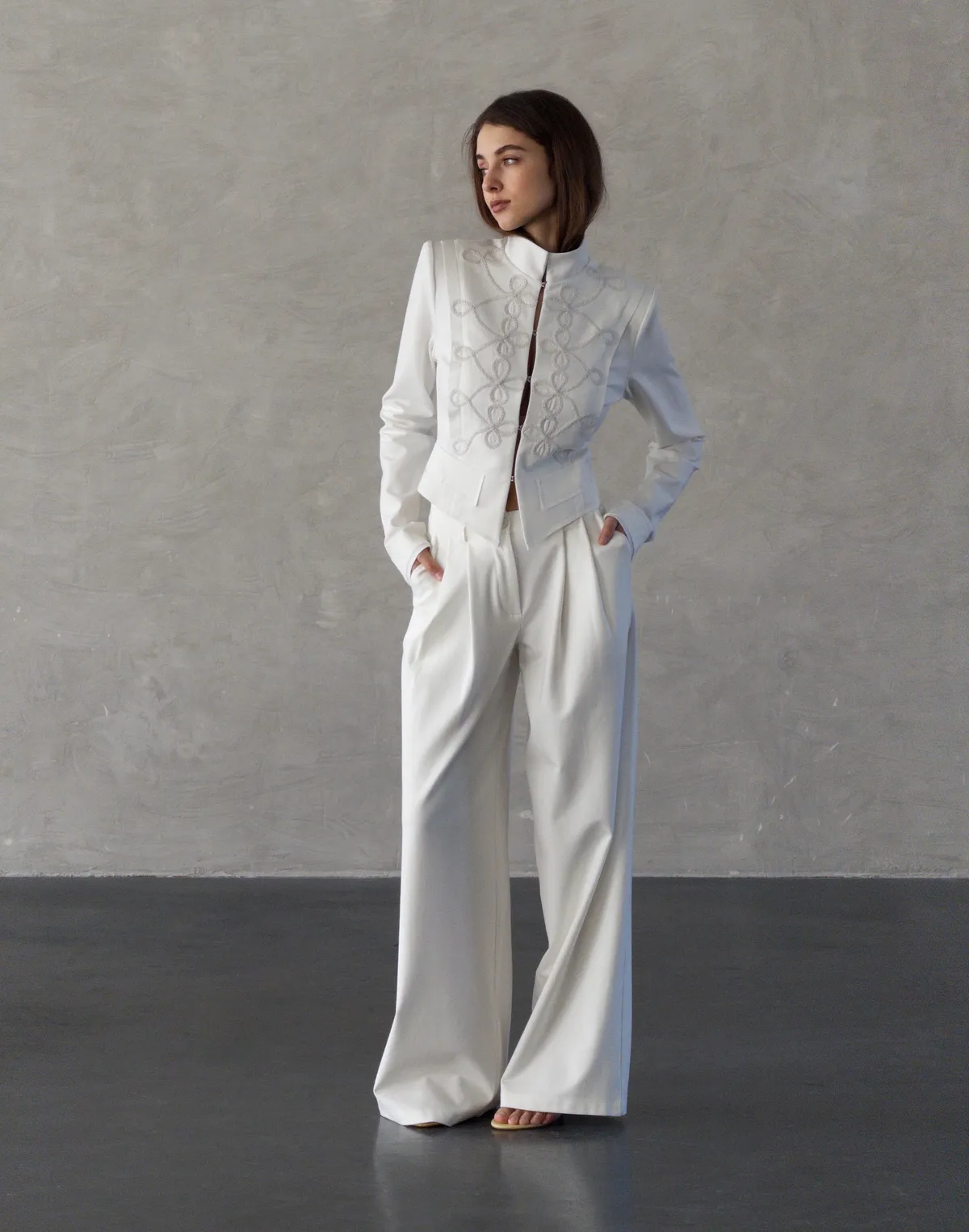 Комплект жакет в азійському стилі та штани середньої посадки вільного крою, молочні - Фото 1