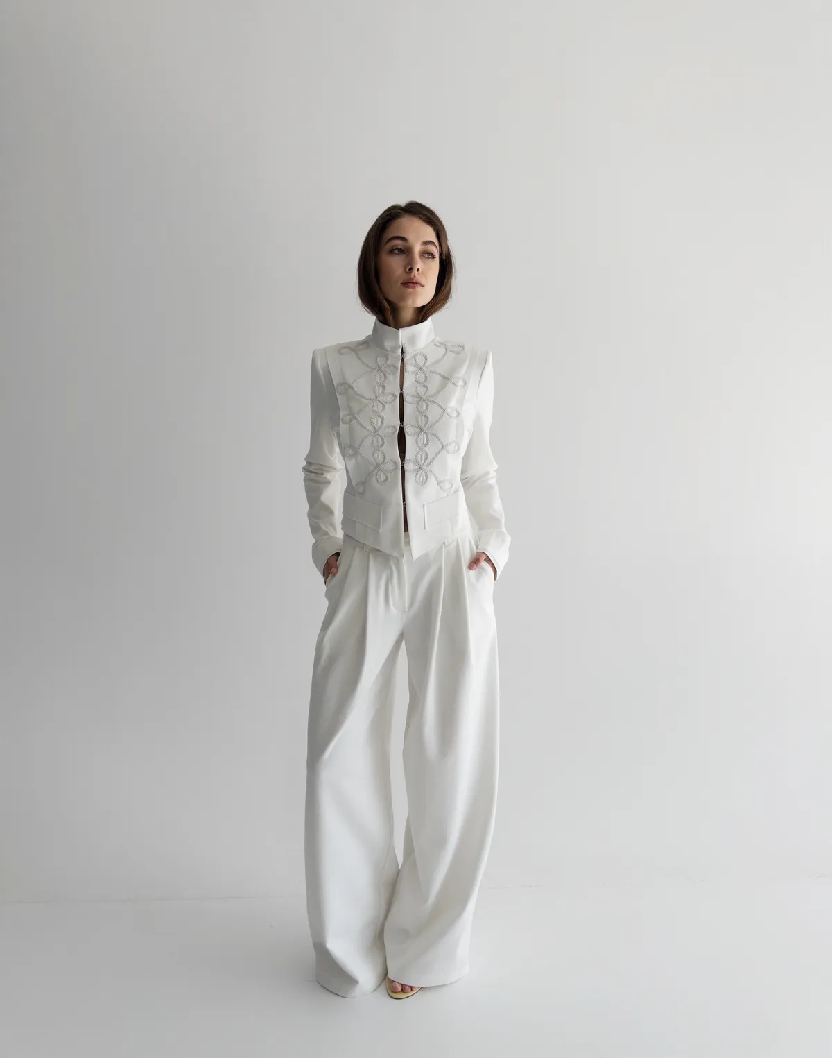 Комплект жакет в азійському стилі та штани середньої посадки вільного крою, молочні - Фото 5