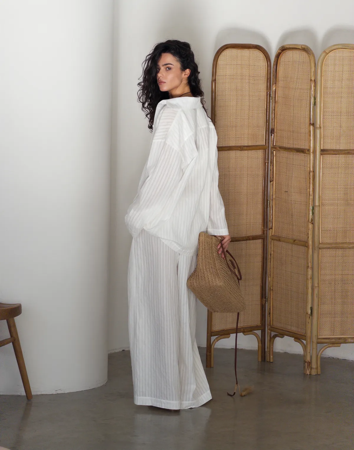 Комплект бавовняний у текстуровану смужку сорочка оверсайз та штани легкі, молочні - Фото 2