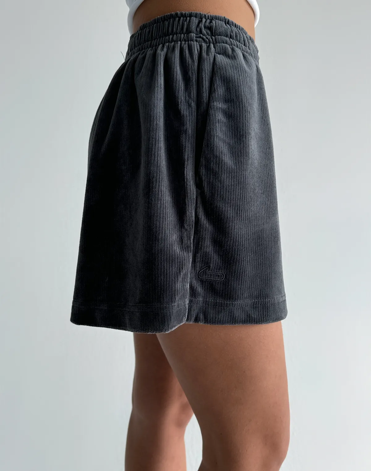 Шорти велюрові літні вільного крою міні, графітові - Фото 6