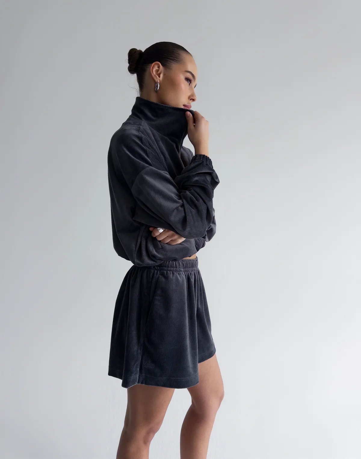 Комплект велюровий літній зіпер та шорти вільного крою міні, графітові - Фото 8