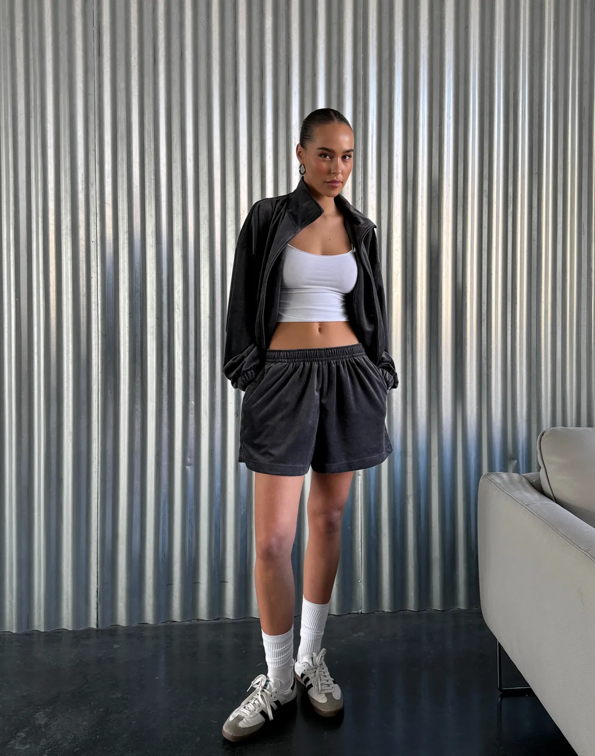 Комплект велюровий літній зіпер та шорти вільного крою міні, графітові - Фото 7