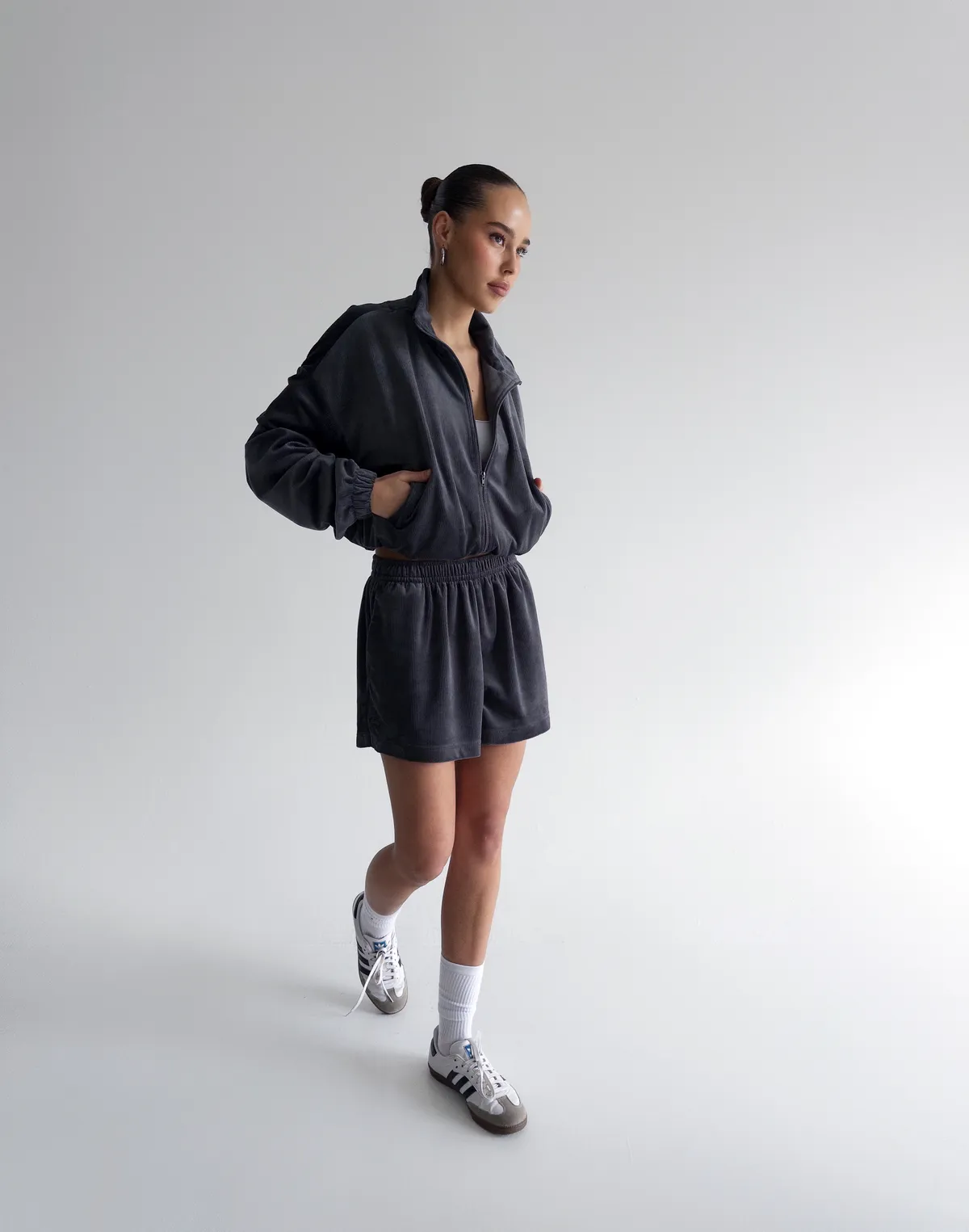 Шорти велюрові літні вільного крою міні, графітові - Фото 1