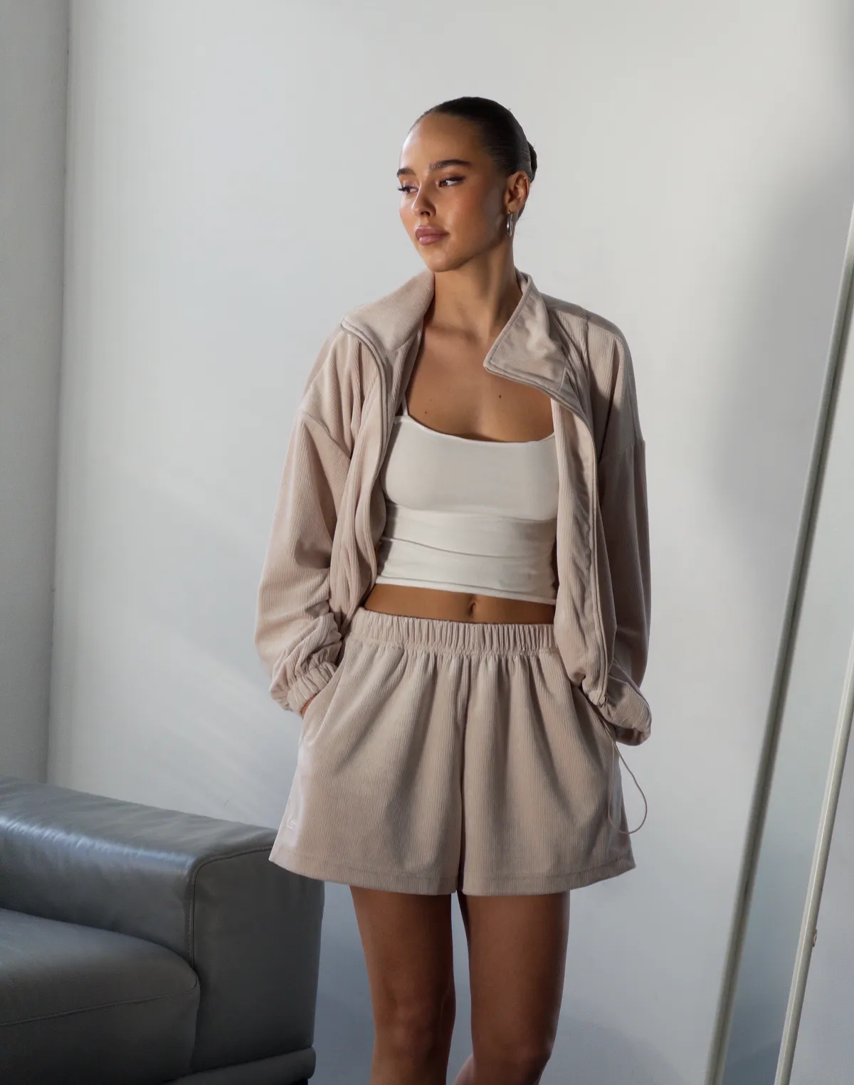 Шорти велюрові літні вільного крою міні, пудровий беж - Фото 1