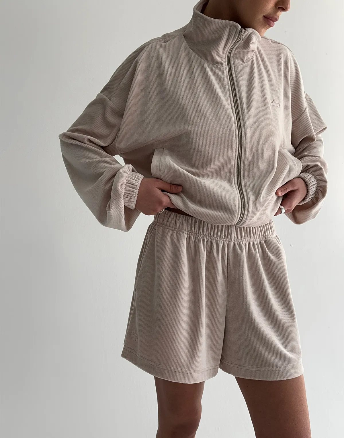 Шорти велюрові літні вільного крою міні, пудровий беж - Фото 5