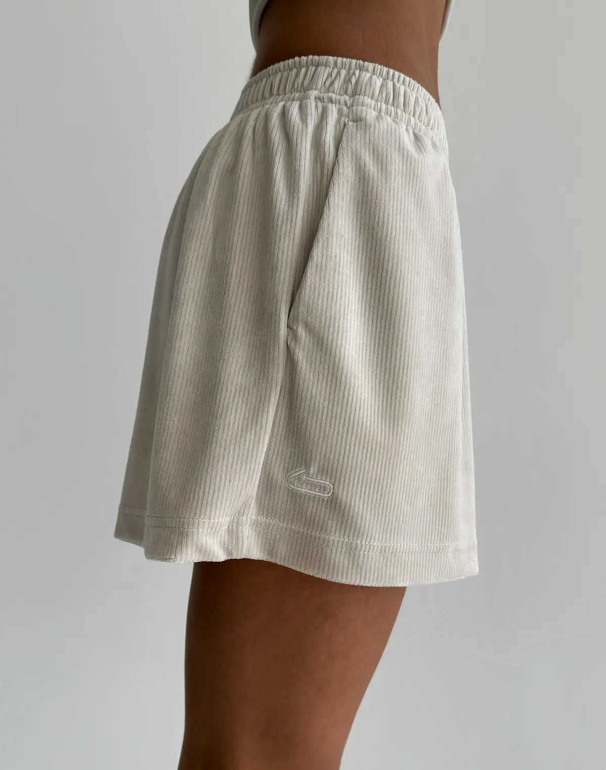 Шорти велюрові літні вільного крою міні, молочні - Фото 6