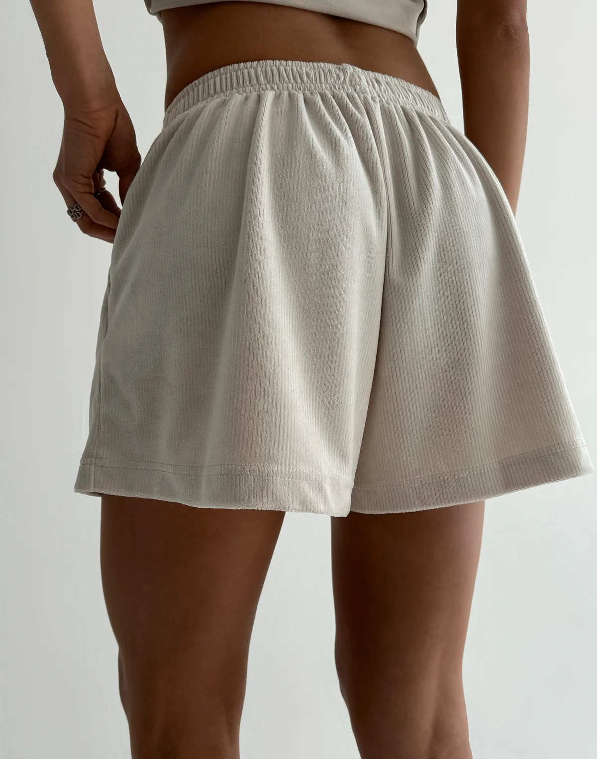 Шорти велюрові літні вільного крою міні, молочні - Фото 2