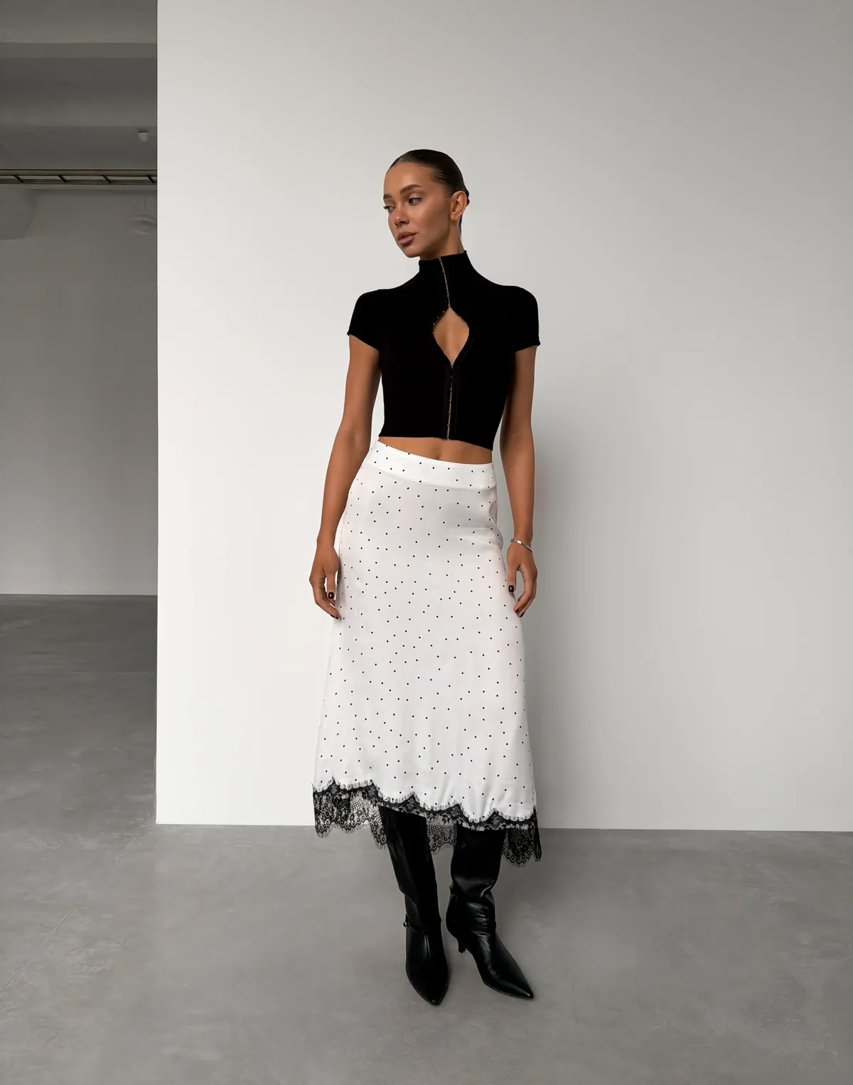 Спідниця максі з мереживом, біла в хаотичний горошок - Фото 8